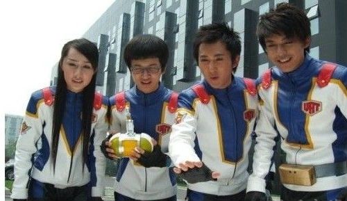 原来张伟是金甲战士