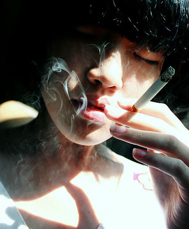 无论多伤心,别抽烟,因为你是个女孩