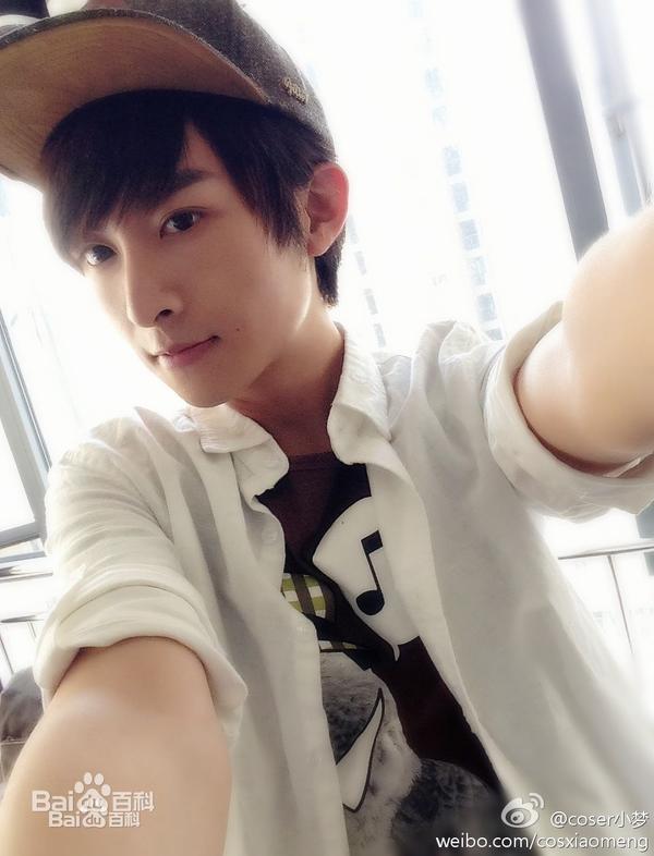 岚陵萧萧声 岚陵萧萧声(简称萧萧)知名COSER及动漫COSPLAY专业级主持人。是海贼王的超级FANS,曾以海贼王女帝(波雅汉库克)的COSPLAY,红极网络。同时作为科班出身的主持人,主持国内很多专业COSPLAY活动,以幽默风趣,及COSPLAY的专业解说作为特色。 CN:岚陵萧萧声姓名:冯岚羚(原名冯希瑞)别称:萧萧,女王,萧女王,船长性别: 女属性:女王受生日:1986.